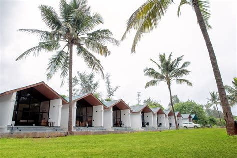 WHITE SAND BEACH RESORT .